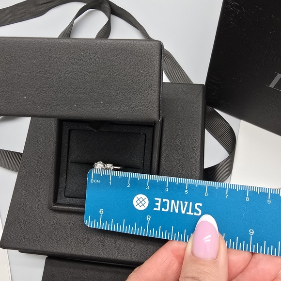 $5559 Vera Wang Love Collection 1ctTW Oval Diamond Tri-sides 14K White Gold Ring - Picture 11 of 14